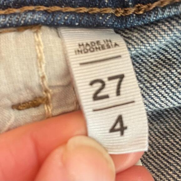 LOFT Mid Rise, Medium Rinse, Frayed, Raw Hem, Denim/Jean Shorts 27 - Picture 7 of 13